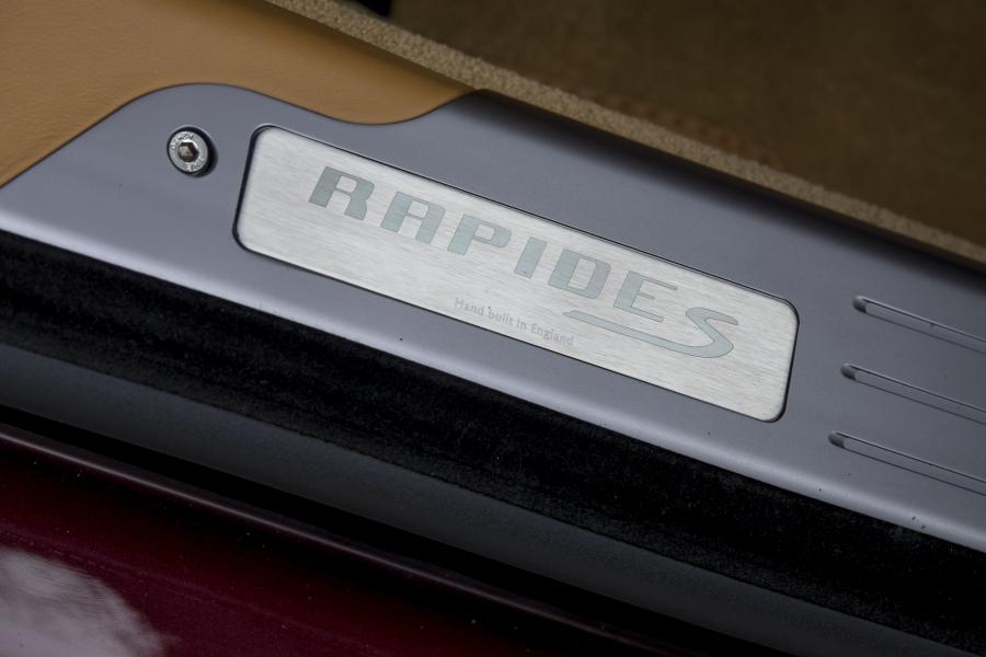 Логотип Aston Martin Rapide S 2013 года  (UK) (фото 25 из 36)